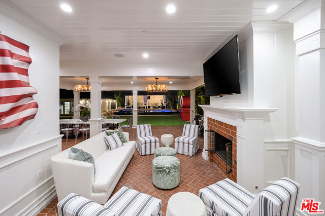 9885 Carmelita Avenue, Beverly Hills CA: https://media.crmls.org/mediaz/5f949de4-806f-4964-872a-12738db97843.jpg