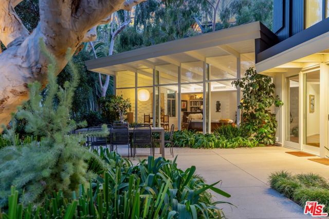 2179 Mandeville Canyon Road, Los Angeles CA: https://media.crmls.org/mediaz/5f9510a5-c8b7-4682-9576-d98bd471a40c.jpg