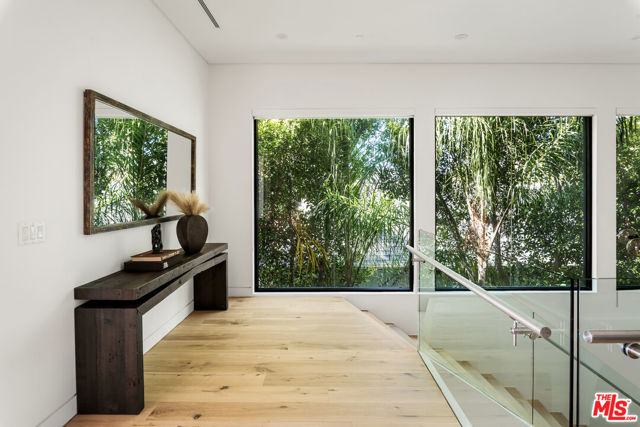 833 N Cherokee Avenue, Los Angeles CA: https://media.crmls.org/mediaz/5f9524a3-cff6-418e-9bd1-135d04aa1863.jpg