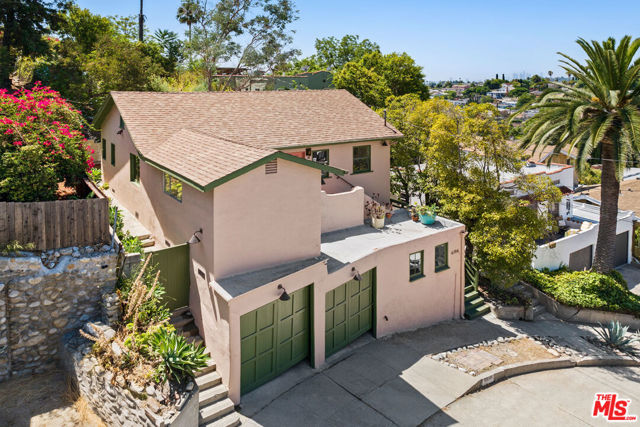 6196 Oak Crest Way, Los Angeles CA: https://media.crmls.org/mediaz/5f95b27a-d0dc-4267-91a5-2b377577f64b.jpg