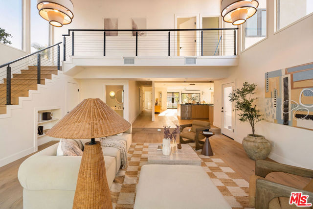 3820 S Burnside Avenue, Los Angeles CA: https://media.crmls.org/mediaz/5f96ce35-af0f-4aa2-afaa-8437ba520d6e.jpg