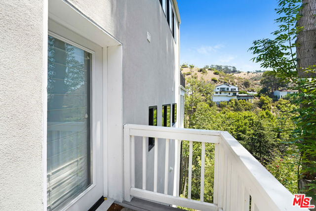 2506 Zorada Drive, Los Angeles CA: https://media.crmls.org/mediaz/5f97e562-95cd-4215-8099-c41af4de86bf.jpg