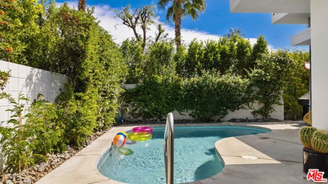 655 E Chuckwalla Road, Palm Springs CA: https://media.crmls.org/mediaz/5f980426-3b31-4193-8c96-dd461db892be.jpg