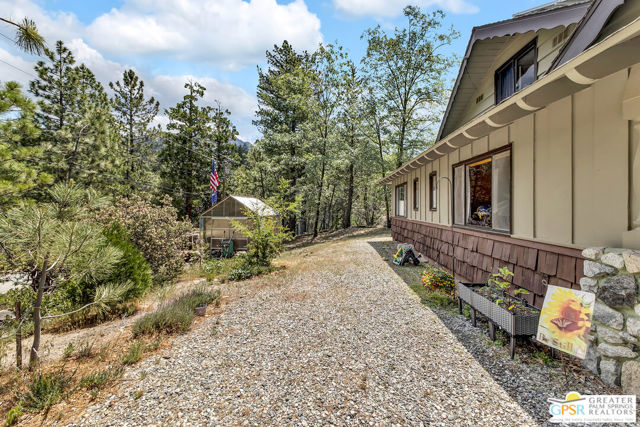 21395 Highway 243, Idyllwild CA: https://media.crmls.org/mediaz/5f9814a2-e8ee-4d33-ad78-9ffc42e052f9.jpg