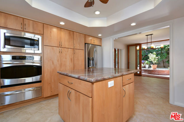 14128 Dickens Street, Sherman Oaks CA: https://media.crmls.org/mediaz/5f987e08-90f9-479a-ada4-f86f02f7c46a.jpg