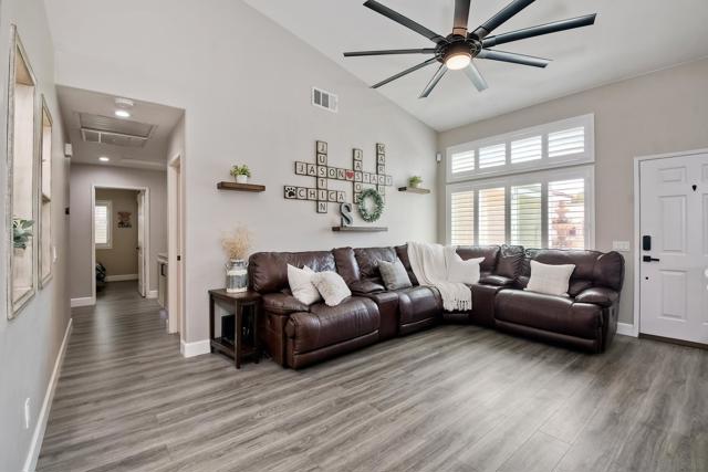3358 Lake Circle Dr, Fallbrook CA: https://media.crmls.org/mediaz/5f9979d6-97a4-4325-8987-42a1c93de9c8.jpg