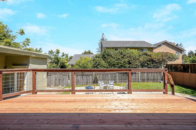 17526 Parker Rd, Castro Valley CA: https://media.crmls.org/mediaz/5f9a1739-577d-41c4-8533-e47259b37c0d.jpg