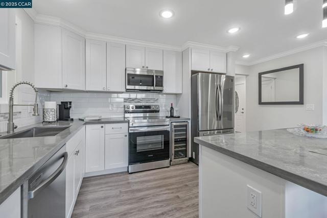 2900 Tice Creek Dr, Walnut Creek CA: https://media.crmls.org/mediaz/5f9a8206-2733-4906-965d-bc7a26266ff5.jpg