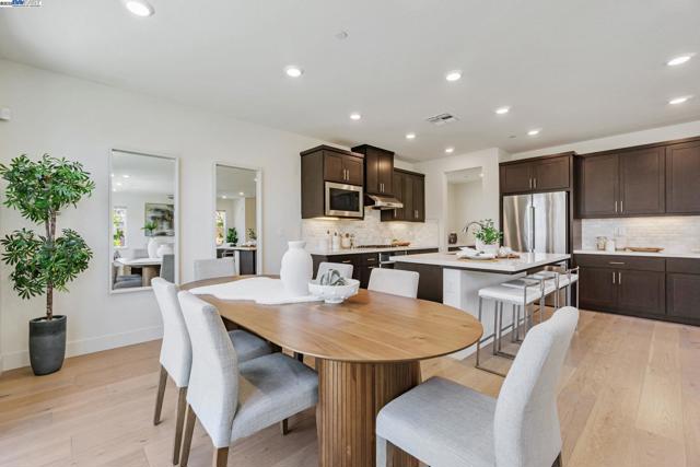 2002 Davoli Ct, San Ramon CA: https://media.crmls.org/mediaz/5f9afd9d-e56e-4dfd-9ff2-45c0f3d4e266.jpg