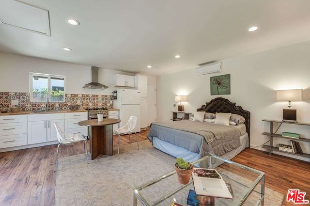 1304 -1306 W 48th Street, Los Angeles CA: https://media.crmls.org/mediaz/5f9aff75-8458-4af9-be41-32745df09fa2.jpg