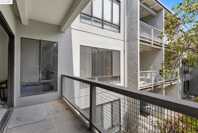 5 Admiral Dr, Emeryville CA: https://media.crmls.org/mediaz/5f9b854d-c6ac-4e7d-a9a4-7701ffc04f2b.jpg