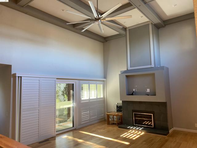 190 Cleaveland Rd, Pleasant Hill CA: https://media.crmls.org/mediaz/5f9b8647-2e55-4d77-b200-51038e20c169.jpg