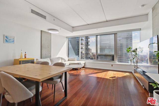 1155 S Grand Avenue, Los Angeles CA: https://media.crmls.org/mediaz/5f9bea8a-40f0-4f7f-97b3-5bbd3bf476e8.jpg