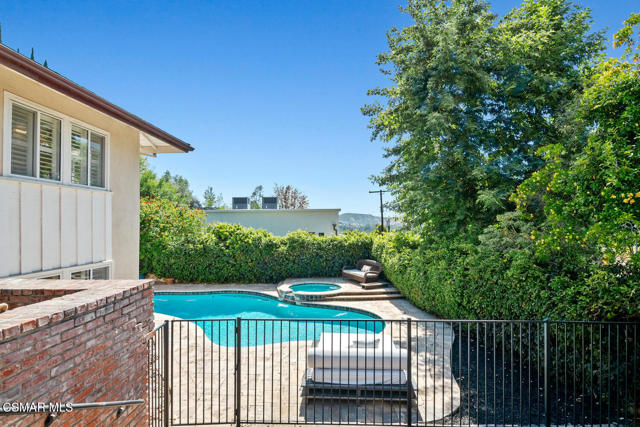 4809 Dunman Avenue, Woodland Hills CA: https://media.crmls.org/mediaz/5f9c8e4d-b6ec-42a6-8a52-d114d77e4fbb.jpg