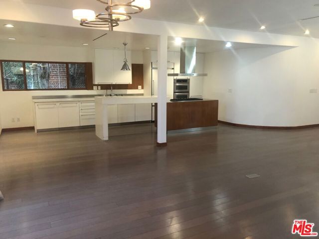128 S Carson Road, Beverly Hills CA: https://media.crmls.org/mediaz/5f9cbbbe-25ac-4aac-bb3d-f6d8f1f56df2.jpg