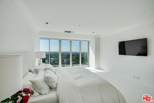 10580 Wilshire Boulevard, Los Angeles CA: https://media.crmls.org/mediaz/5f9d194c-5466-42a3-a8e5-028e071147c3.jpg