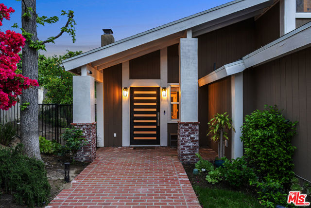 22518 Jameson Drive, Calabasas CA: https://media.crmls.org/mediaz/5f9d2736-50f6-4683-8c63-dc98fdba865b.jpg