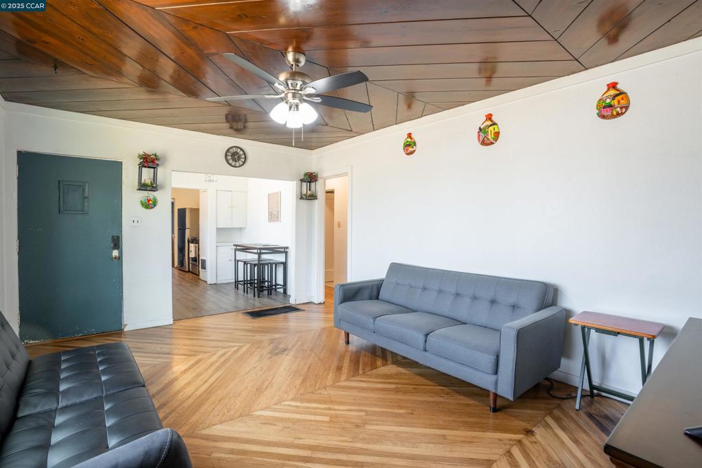 https://media.crmls.org/mediaz/5f9d6bc0-a3ae-4840-ab40-59b717be61d5.jpg?preset=X-Large