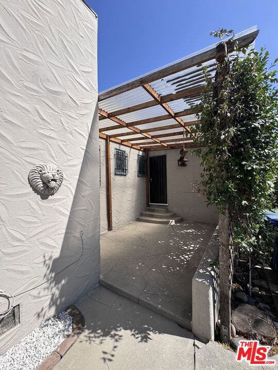 621 S Highland Avenue, Los Angeles CA: https://media.crmls.org/mediaz/5f9e099c-0154-410d-bb39-9464a95fbd4f.jpg