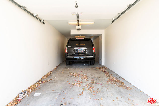 28 Ozone Avenue, Venice CA: https://media.crmls.org/mediaz/5f9e1d57-11a3-4fb0-af50-7b143d6685fb.jpg