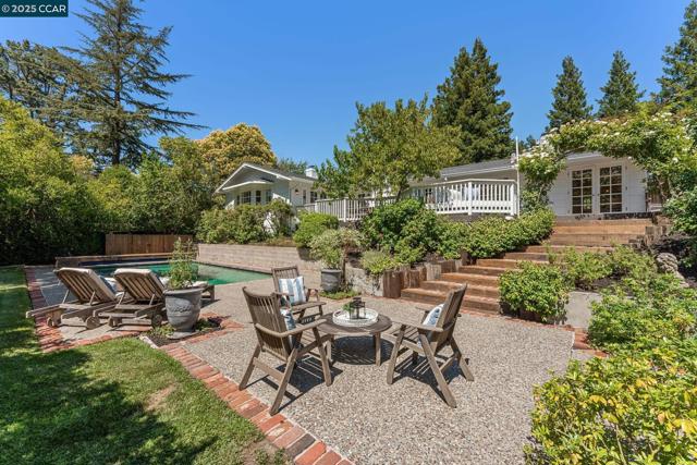645 Los Palos Dr, Lafayette CA: https://media.crmls.org/mediaz/5f9f6f04-0075-462b-8126-9a71f2c36269.jpg