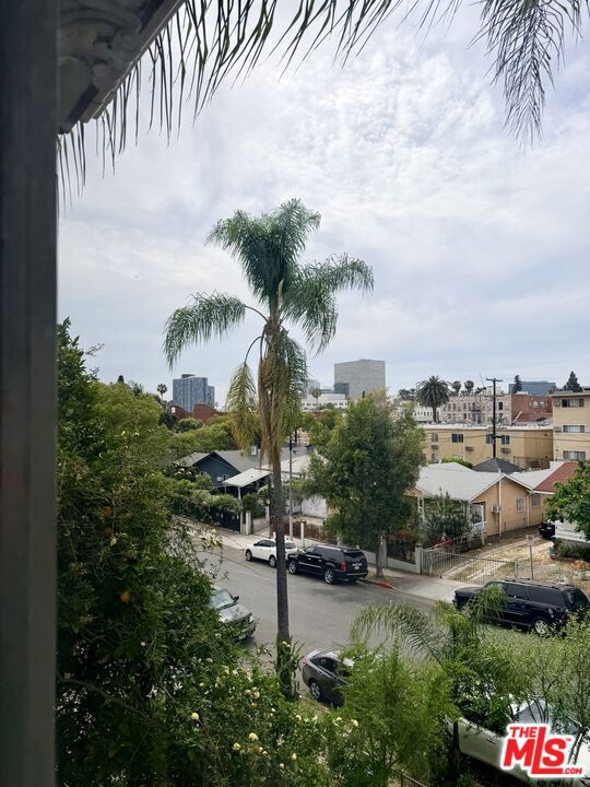 https://media.crmls.org/mediaz/5f9f9019-215f-408a-b93e-0eaf5223d954.jpg?preset=X-Large