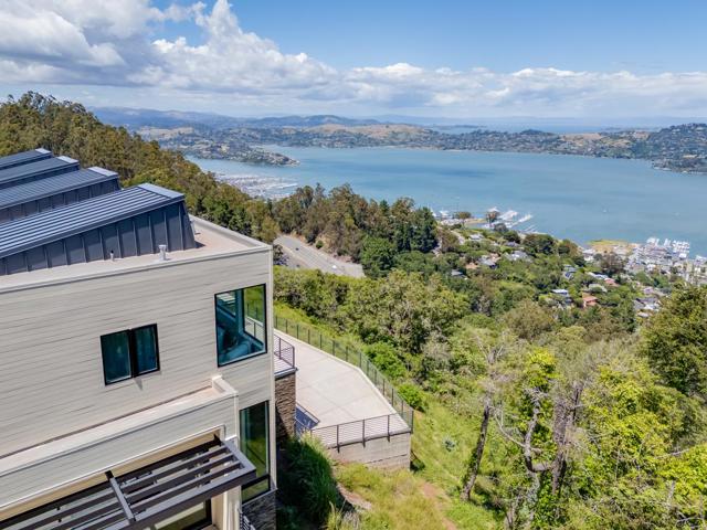 3 Wolfback Ridge Road, Sausalito CA: https://media.crmls.org/mediaz/5fa122fd-ad2e-4457-8312-e513811170f6.jpg
