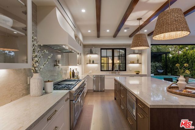 3935 Rhodes Avenue, Studio City CA: https://media.crmls.org/mediaz/5fa20ebd-6244-4573-b78a-39db540d98da.jpg