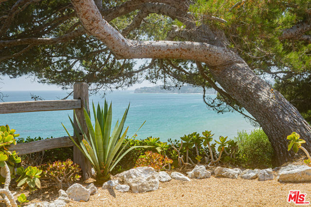 27500 Pacific Coast Highway, Malibu CA: https://media.crmls.org/mediaz/5fa21fec-1133-4085-94c0-1f2382eacdf0.jpg