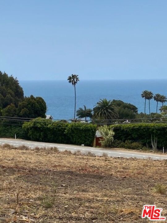31701 Pacific Coast Hwy, Malibu CA: https://media.crmls.org/mediaz/5fa24cae-202a-4c38-8a2e-b0a6afb225c7.jpg