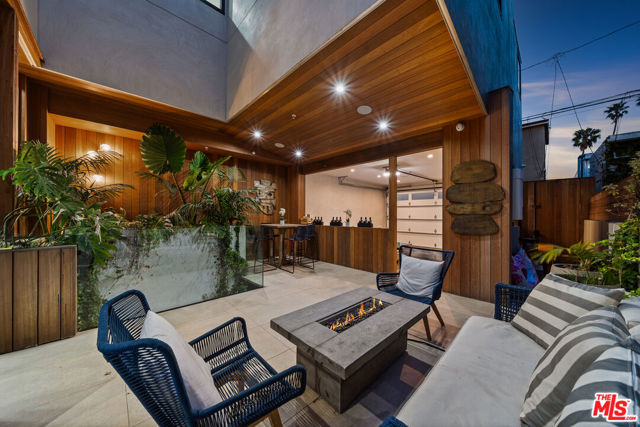 836 California Avenue, Venice CA: https://media.crmls.org/mediaz/5fa2d0e9-f0ef-4af9-b1e2-d0dad629c988.jpg