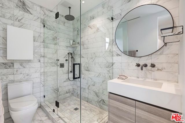 825 N Kings Road, West Hollywood CA: https://media.crmls.org/mediaz/5fa2d3ba-dafa-4892-a33a-650ee06148e7.jpg