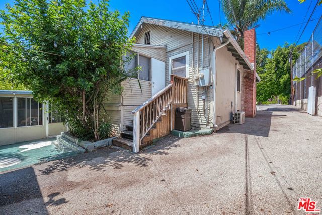 946 Hilldale Avenue, West Hollywood CA: https://media.crmls.org/mediaz/5fa47163-e379-4fda-864d-1b288e1b48de.jpg