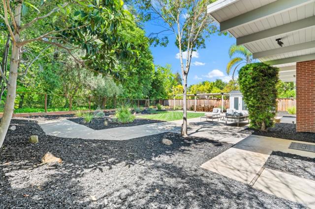 969 Eichler Drive, Mountain View CA: https://media.crmls.org/mediaz/5fa57760-7227-4492-9bcf-506a70b5b0ab.jpg