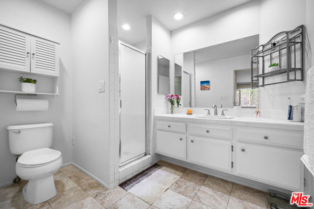 11911 Magnolia Boulevard, Valley Village CA: https://media.crmls.org/mediaz/5fa5c785-cbc1-4f38-b091-09decc90391d.jpg