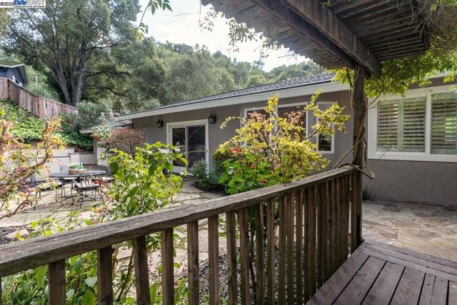 10 Easton Ct, Orinda CA: https://media.crmls.org/mediaz/5fa5c8a5-055a-4fca-9e74-d728941135ff.jpg