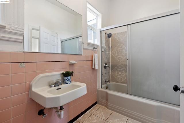 2029 E 22nd St, Oakland CA: https://media.crmls.org/mediaz/5fa62612-4801-4ae0-82a3-a8a17de10e56.jpg