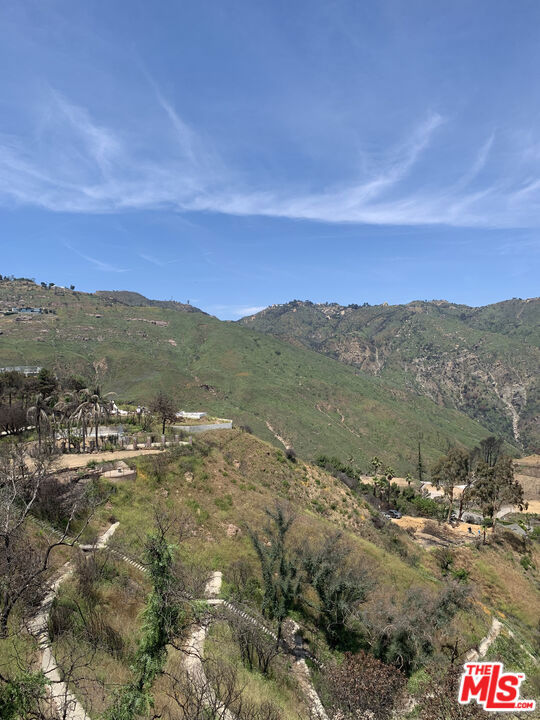 23309 W Paloma Blanca Drive, Malibu CA: https://media.crmls.org/mediaz/5fa80372-8741-425c-8dc9-d1719decc37a.jpg