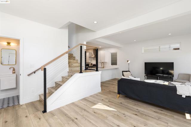 712 39Th St, Oakland CA: https://media.crmls.org/mediaz/5fa80ad8-6875-49f0-afa0-a041a7c74602.jpg