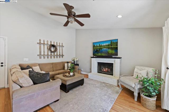 335 Beverly St, Livermore CA: https://media.crmls.org/mediaz/5fa81bb0-4749-424a-9f6c-f875a8f6af39.jpg