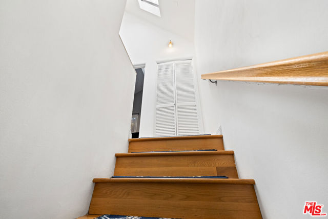 14256 Victory Boulevard, Van Nuys CA: https://media.crmls.org/mediaz/5fa8a24d-1237-40a0-b4e1-a9a79aec7170.jpg