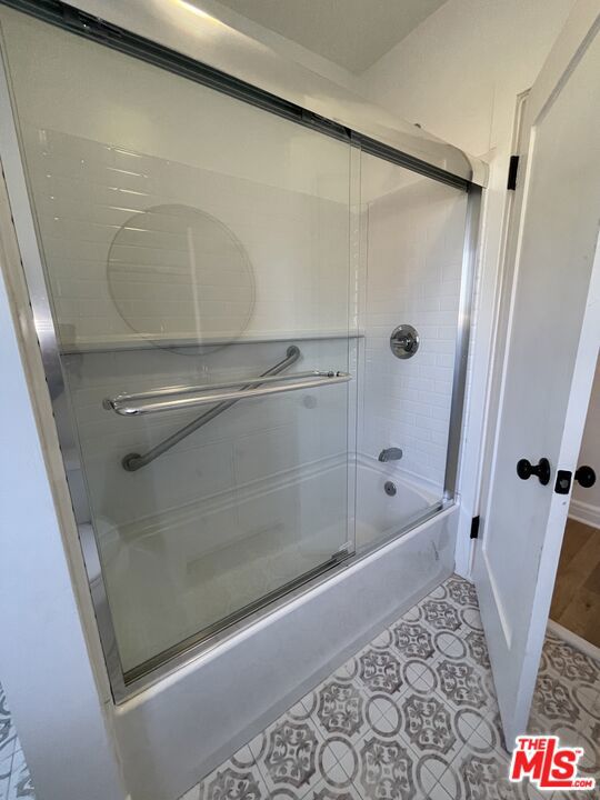 1086 West Boulevard, Los Angeles CA: https://media.crmls.org/mediaz/5fa8b96d-0818-41ed-8a49-4de8db9022a4.jpg