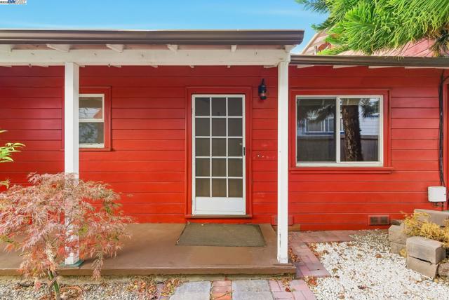 2133 Clinton Ave, Alameda CA: https://media.crmls.org/mediaz/5fa971ee-42cc-4dc1-b1eb-17722851262d.jpg