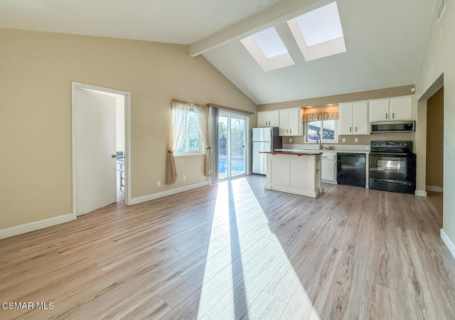 1251 Buckingham Drive, Thousand Oaks CA: https://media.crmls.org/mediaz/5fa9f45a-6299-432e-951b-b965d288dc0d.jpg