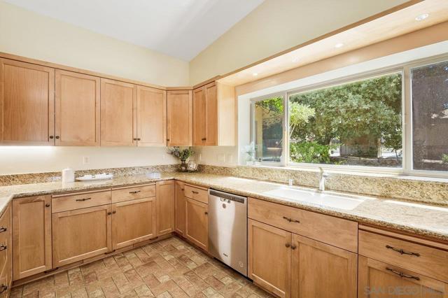 1353 Roxanne Dr, El Cajon CA: https://media.crmls.org/mediaz/5faa0318-f9c4-4f97-84c8-ed1f2caa04d1.jpg