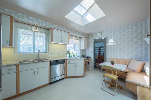 800 Adair Place, Del Rey Oaks CA: https://media.crmls.org/mediaz/5faa29a7-9f6c-4afd-8416-f3b6c7182814.jpg