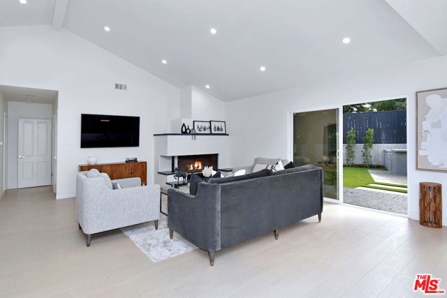 4512 Libbit Avenue, Encino CA: https://media.crmls.org/mediaz/5faabb17-4643-4839-b5e3-d9c98a74cd92.jpg
