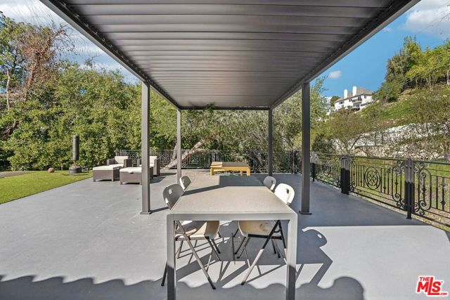 4900 Queen Victoria Road, Woodland Hills CA: https://media.crmls.org/mediaz/5fab1978-7ed6-4ae0-8c76-c652aeef6bb9.jpg