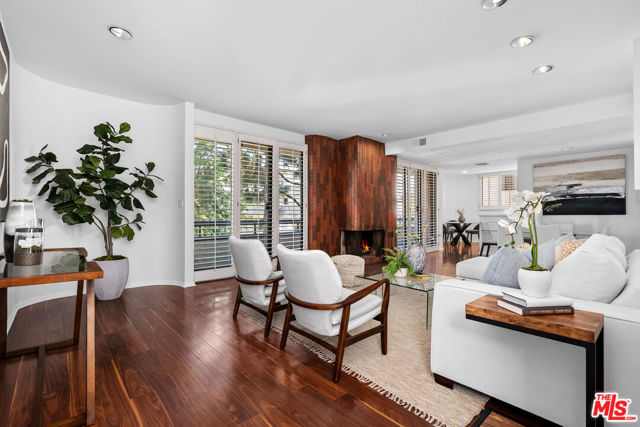 11982 Kiowa Avenue, Los Angeles CA: https://media.crmls.org/mediaz/5fabaca4-e9d0-4ed8-9283-c8ff32005ee4.jpg