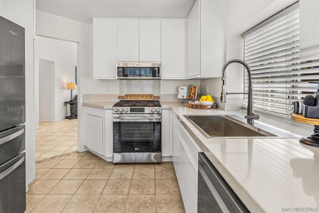 5341 Gooseberry Way, Oceanside CA: https://media.crmls.org/mediaz/5fac3056-79ff-43de-8502-c9eea79a6c66.jpg
